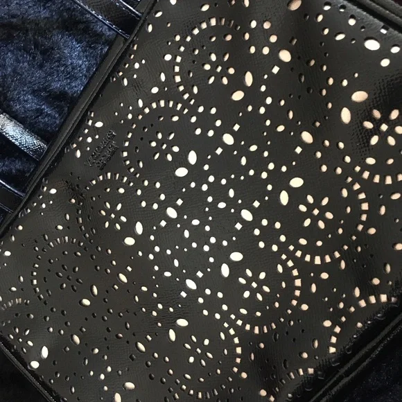 🌺🗝🖤VICTORIAS SECRET BLACK LASER CUT ROSE GOLD METALLIC CASE🖤🗝🌺 - Picture 6 of 10